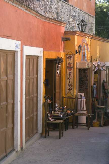 Colorful street scene from San Miguel de Allende, State of Guanajuato, Mexico